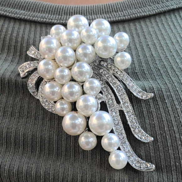 Faux Pearl Brooche - Picture 1 of 4